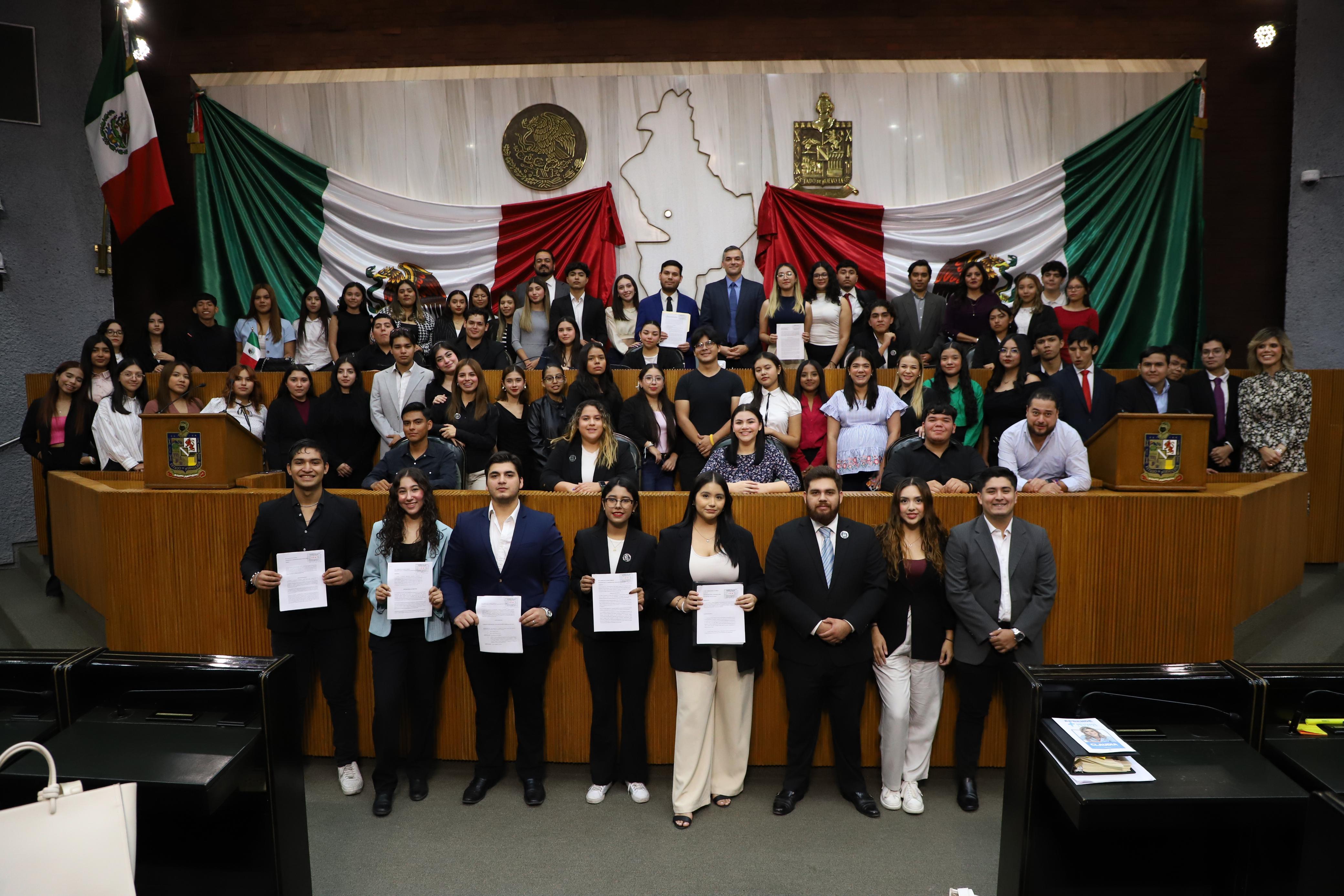 RECIBE MAURO GUERRA A ESTUDIANTES  DE LA FACULTAD DE DERECHO DE LA UANL