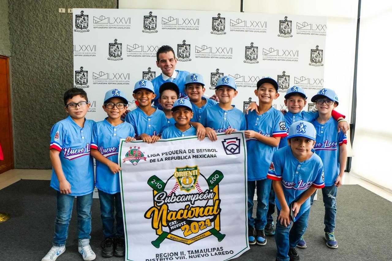 Miguel A. Flores Serna dona sueldo a equipo de beisbol infantil